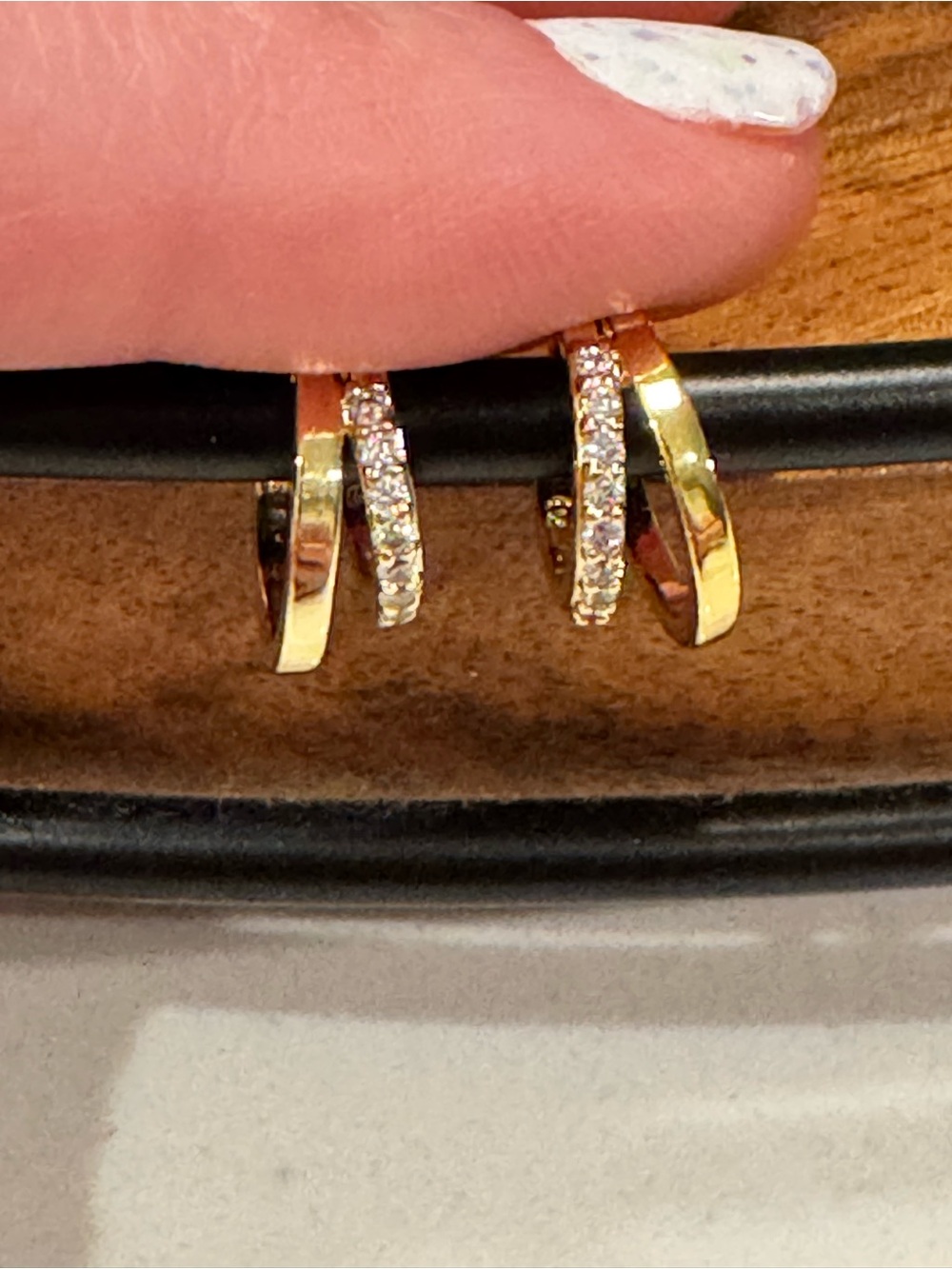 NEW🤩 Ana Luisa Toda mini cuff gold earrings - Picture 2 of 4